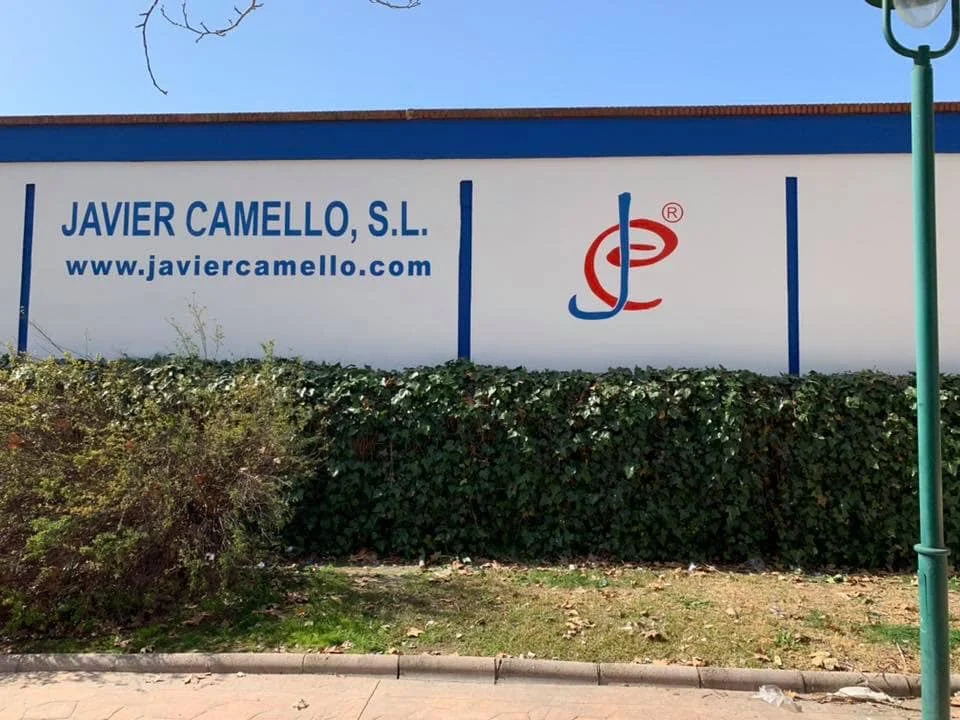 Exterior de instalación empresarial con fachada blanca y azul