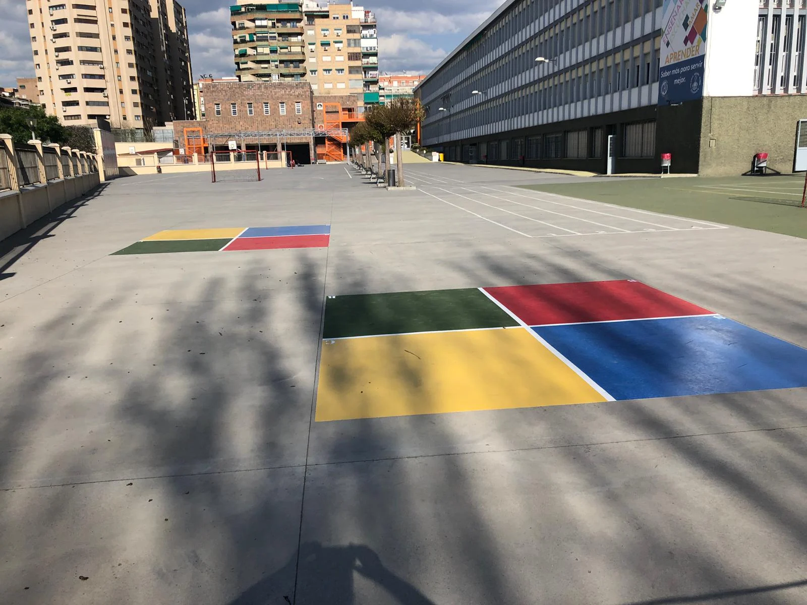 Zona exterior con juegos pintados de diferentes colores sobre el pavimento